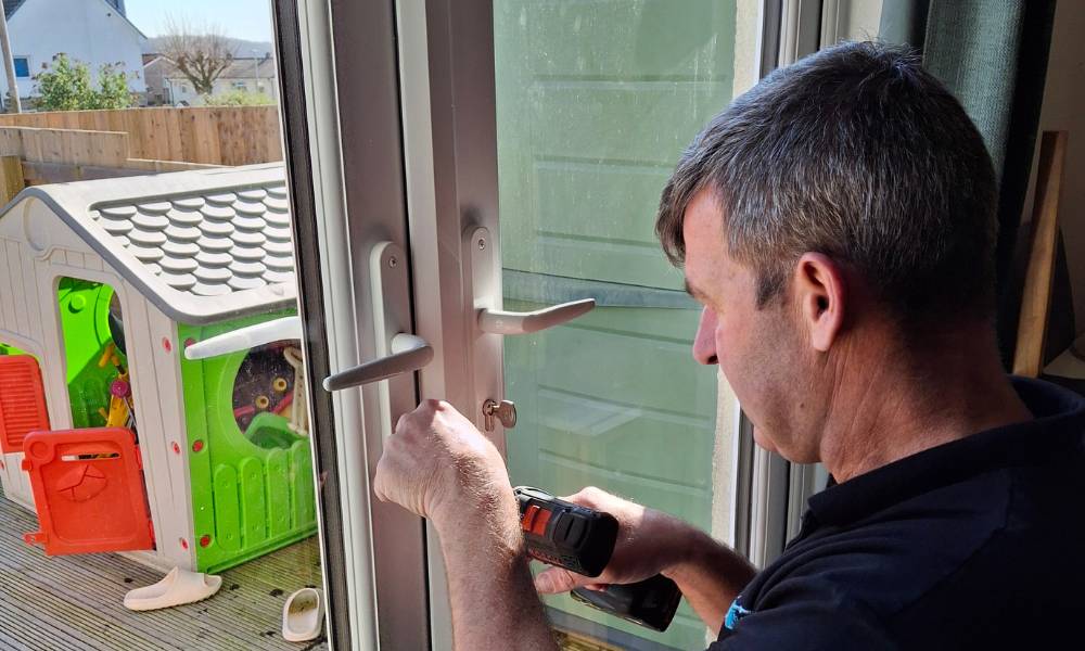 Locksmith Plymouth - Repairing UPVC Window Door - Masterkey Locksmiths SW Ltd Locksmith Plymouth - Repairing UPVC Window Door - Masterkey Locksmiths SW Ltd